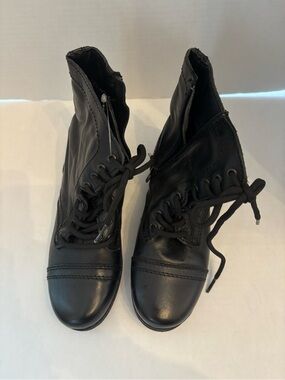Steve Madden Black Side Zipper Ankle Boots. Size 2 youth.